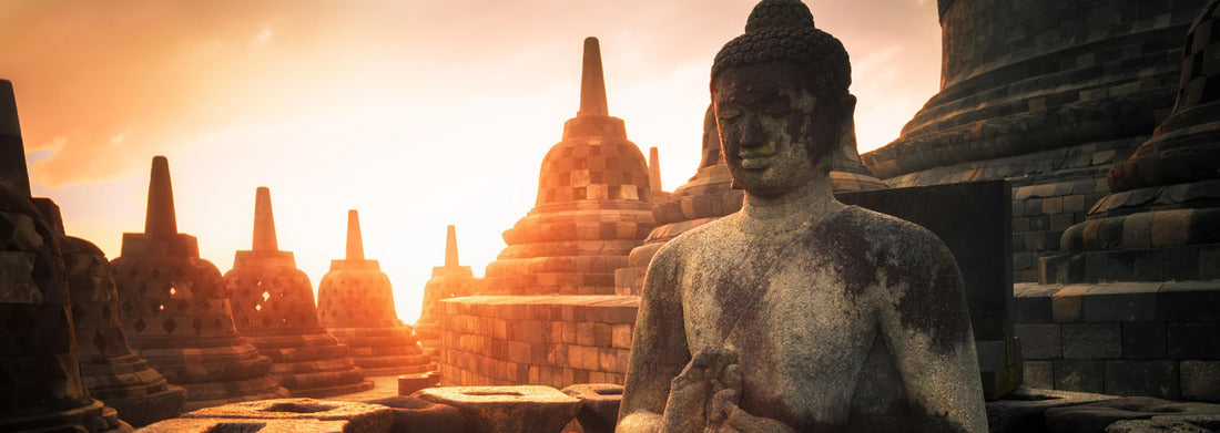 Noah Jigsaw Puzzle Amazing sunrise view of meditating Buddha statue and stone stupas against shining sun on background. Ancient Borobudur Buddhist temple. Great religious architecture. Magelang, Central Java, Indonesia panorama 1000 pieces