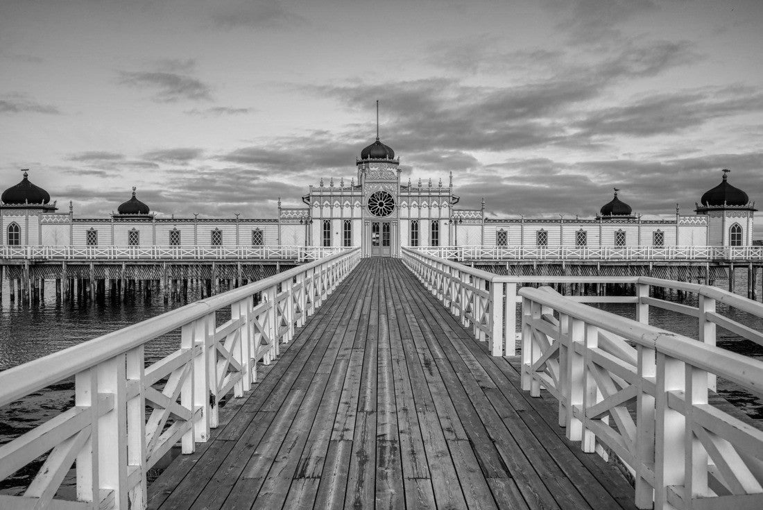 Cold bath house, kallbadhuset, on poles on a beautiful morning by the beach in Varberg Sweden 2000pc PuzzleBlack and White