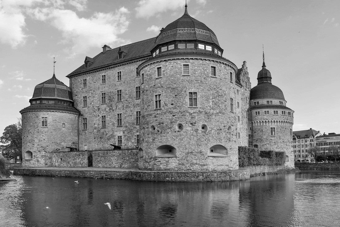 Sweden Örebro view of the castle and the city on a sunny spring day 2000pc PuzzleBlack and White