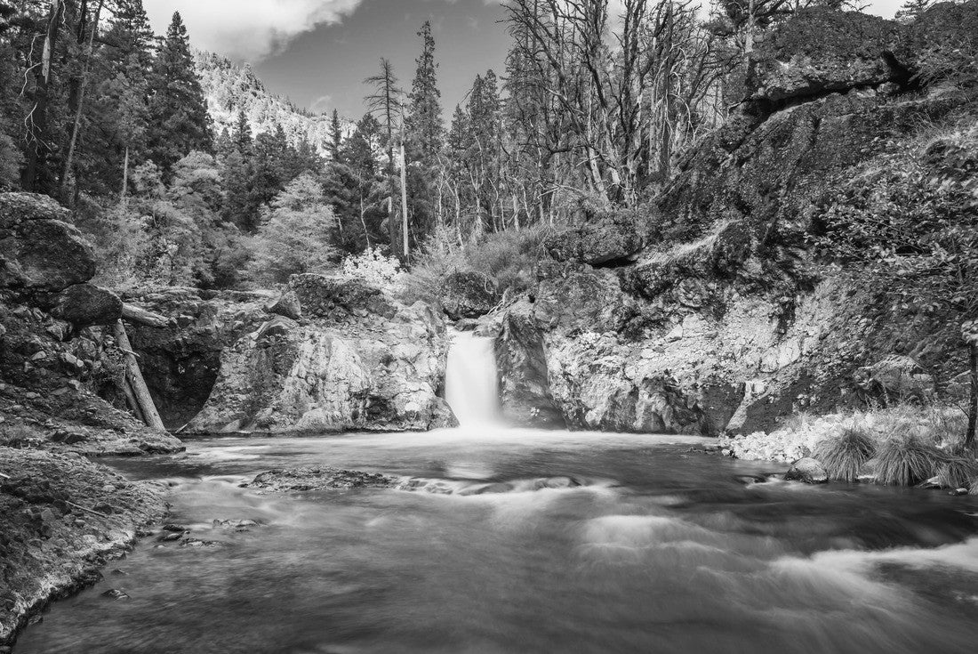 Deer Creek Falls in Tehama County, CA 2000pc PuzzleBlack and White