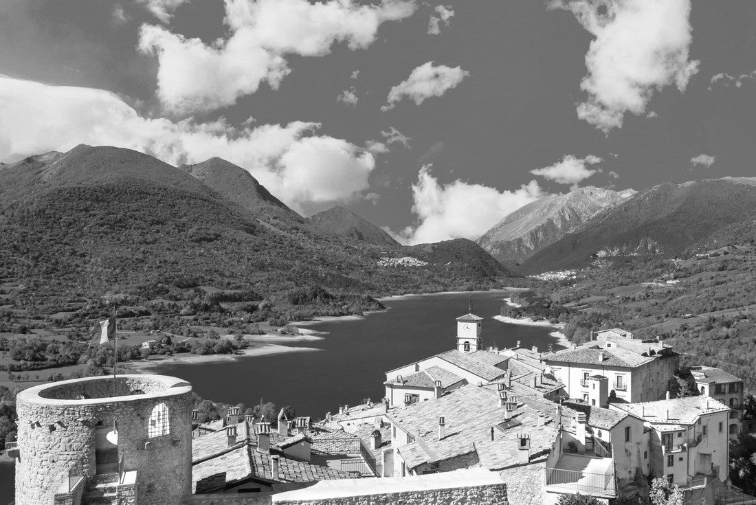 Noah Jigsaw Puzzle National Park of Abruzzo, Lazio and Molise (Italy) - The autumn with foliage in the italian mountain natural reserve, with little towns, wild animals like deer, Barrea Lake, Camosciara, Forca d'Acero in black white 2000 pieces