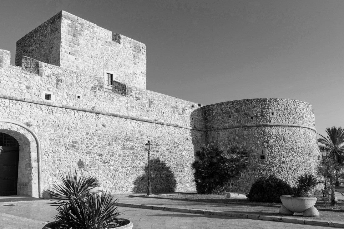 Swabian Castle in Manfredonia, Italy 2000pc PuzzleBlack and White