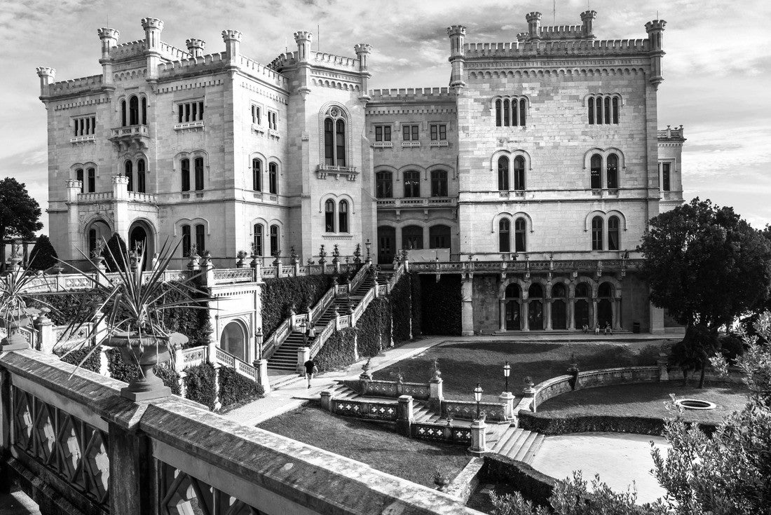 Beautiful white castle over the sea - Miramare. Trieste, northern Italy 2000pc PuzzleBlack and White