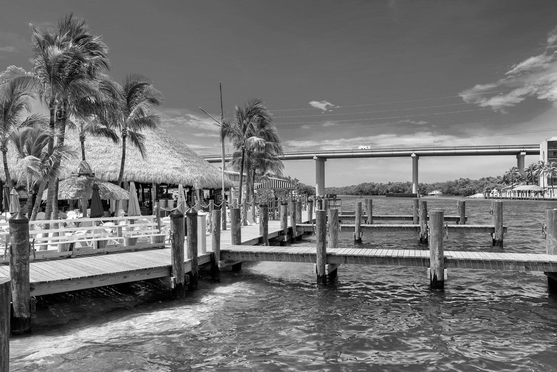 Tropical beach and pier on sunny beach in Key Largo, Florida keys islands 2000pc PuzzleBlack and White