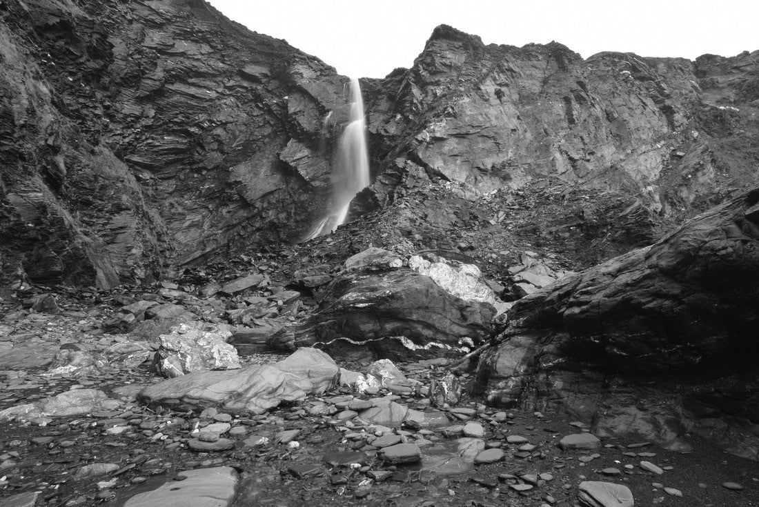Noah Jigsaw Puzzle Waterfall at Pentargon Cove near Boscastle Cornwall in black white 2000 pieces