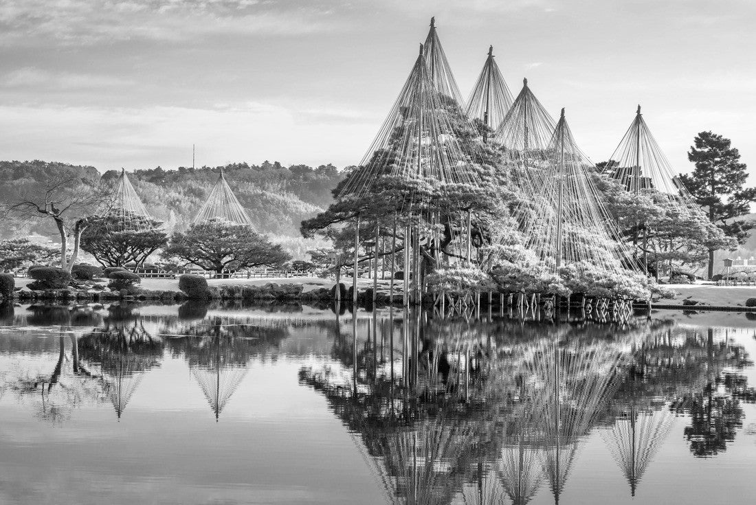 Kanazawa, Ishikawa, Japan dawn winter at Kenrokuen Gardens 2000pc PuzzleBlack and White
