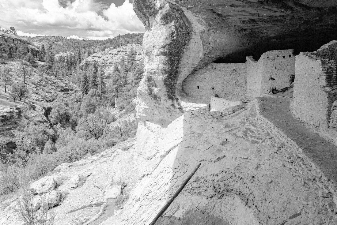 Gila Cliff Dwellings National Monument in New Mexico, USA 2000pc PuzzleBlack and White