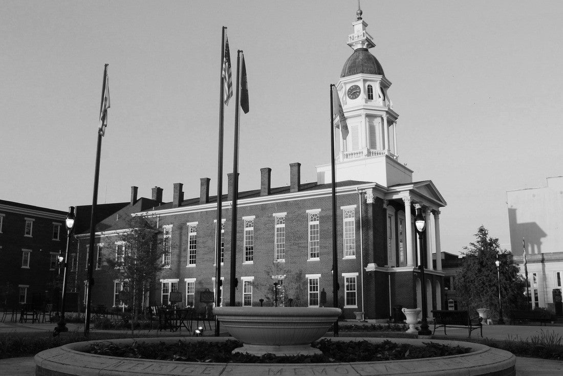 Noah Jigsaw Puzzle Boyle County House in Danville, Kentucky in black white 2000 pieces