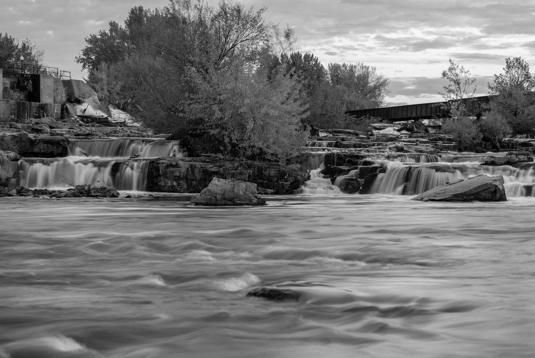 Sioux Falls flowing behind an orange sunset 2000pc PuzzleBlack and White