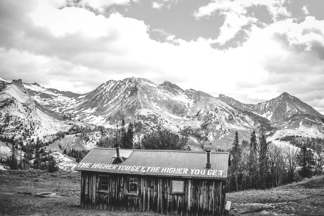 Pioneer Cabin the Pioneer Mountains near Ketchum, Idaho 2000pc PuzzleBlack and White