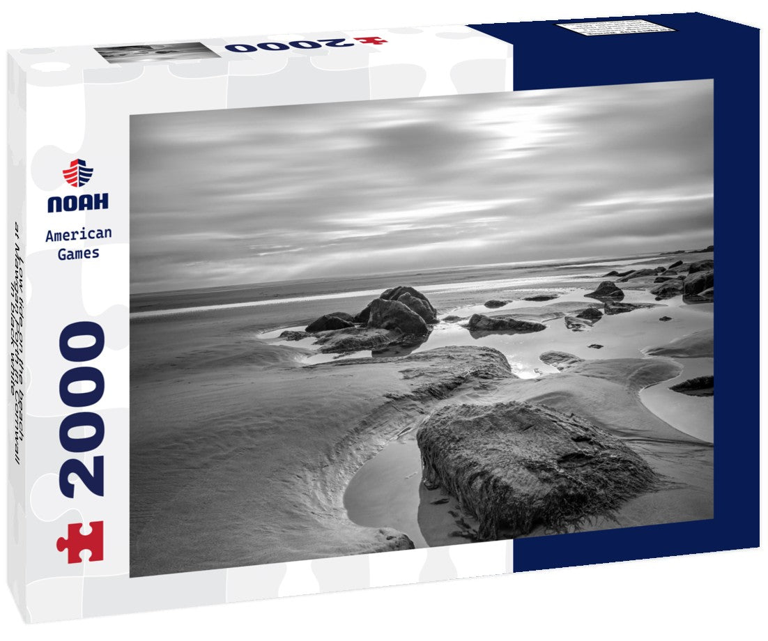 Low tide on the beach at Mawgan Porth in Cornwall 2000pc PuzzleBlack and White