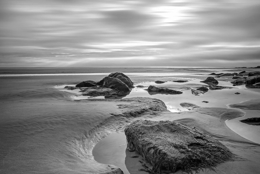 Low tide on the beach at Mawgan Porth in Cornwall 2000pc PuzzleBlack and White