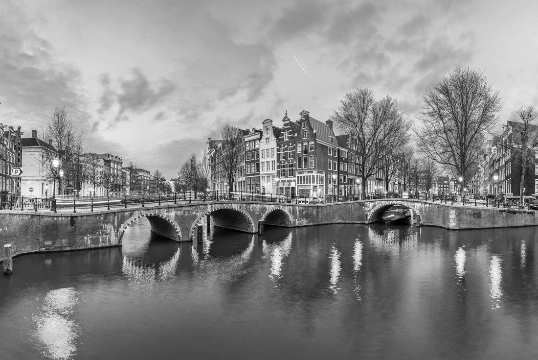 Amsterdam, Netherlands bridges and canals at twilight 2000pc PuzzleBlack and White