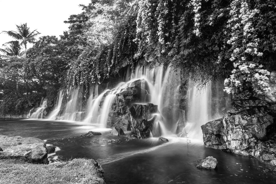 A beautiful waterfall in Hawaii 2000pc PuzzleBlack and White