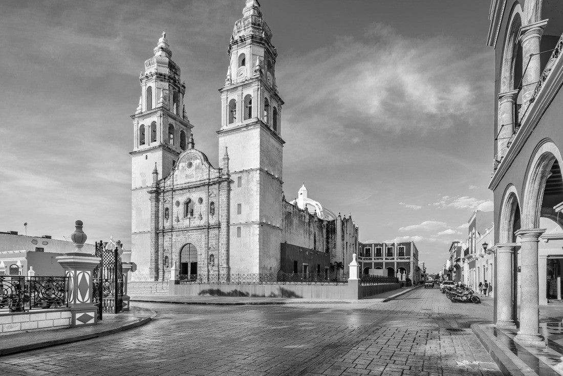 Campeche, Mexico. Independence Plaza in the old town of San Francisco de Campeche, Yucatan heritage 2000pc PuzzleBlack and White