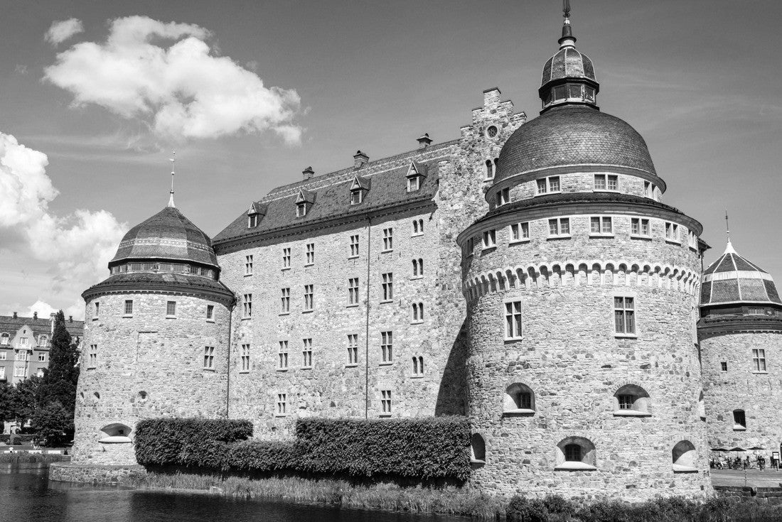 Medieval castle in a sunny summer day in the center of Örebro, Sweden 2000pc PuzzleBlack and White