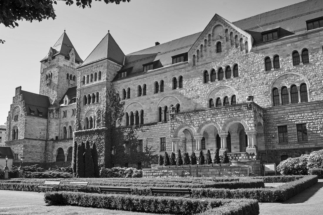 A historic stone castle with a garden in Poznan 2000pc PuzzleBlack and White