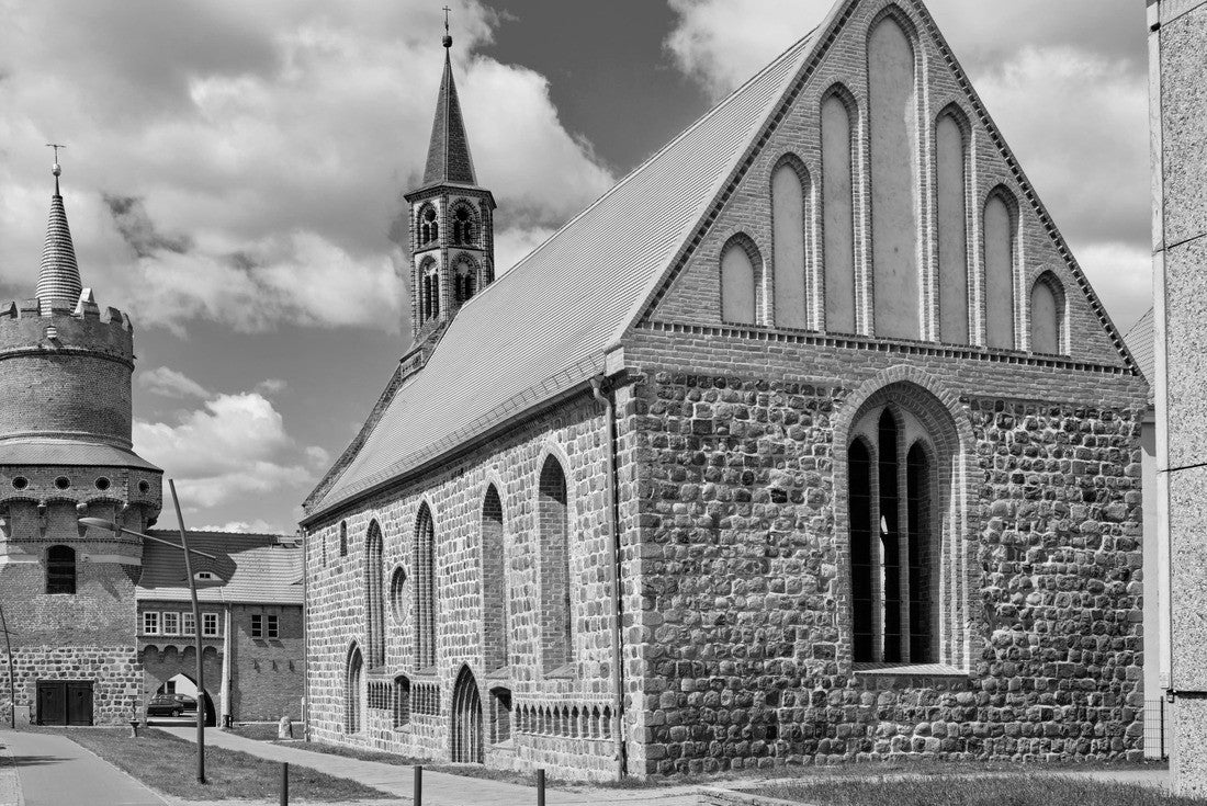 Historical architectural ensemble: former “Heilig-Geist-Kapelle” and “Mitteltor” gate tower in Prenzlau 2000pc PuzzleBlack and White