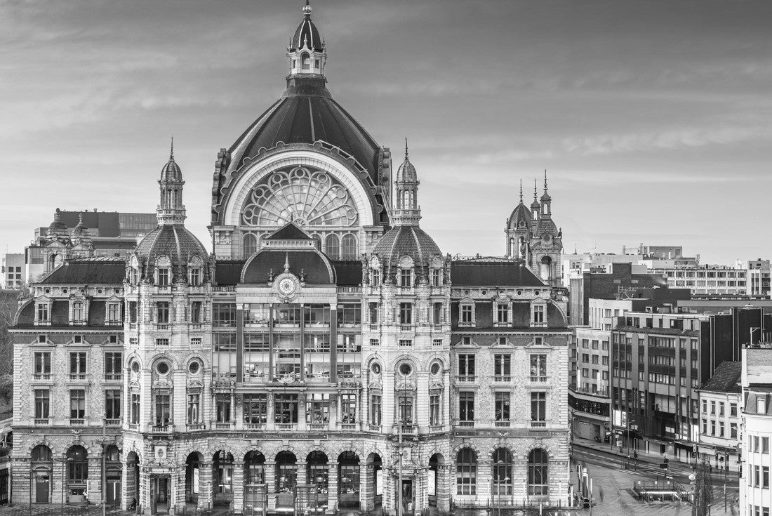 Antwerp, Belgian city at the Centraal railway station from night until dawn 2000pc PuzzleBlack and White