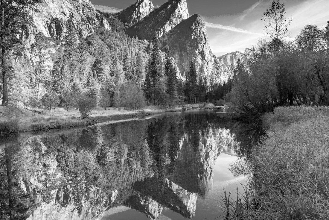 Early morning landscape shot of the Three Brothers at Yosemite Valley with a reflection of the mountains in the Mercer river. Taken in Yosemite National Park 2000pc PuzzleBlack and White