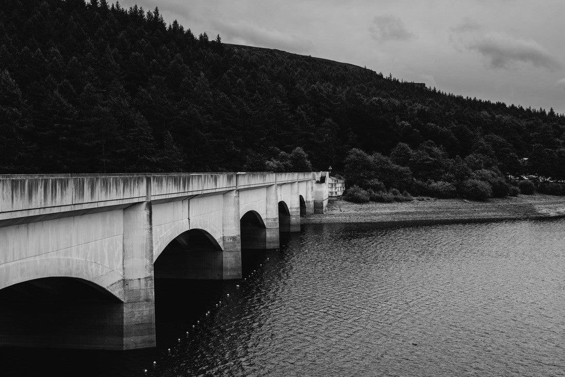 Noah Jigsaw Puzzle Bridge over Lower Derwent Reservoir as it joins Ladybower Reservoir in Peak District National Park, Derbyshire, England, UK in black white 2000 pieces