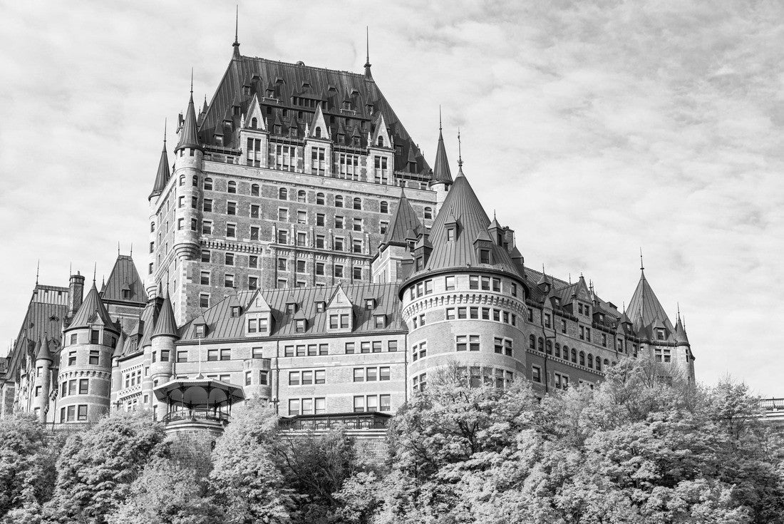Frontenac Castle (Fairmount Hotel) in the old city of Quebec (Canada) with fall colors 2000pc PuzzleBlack and White