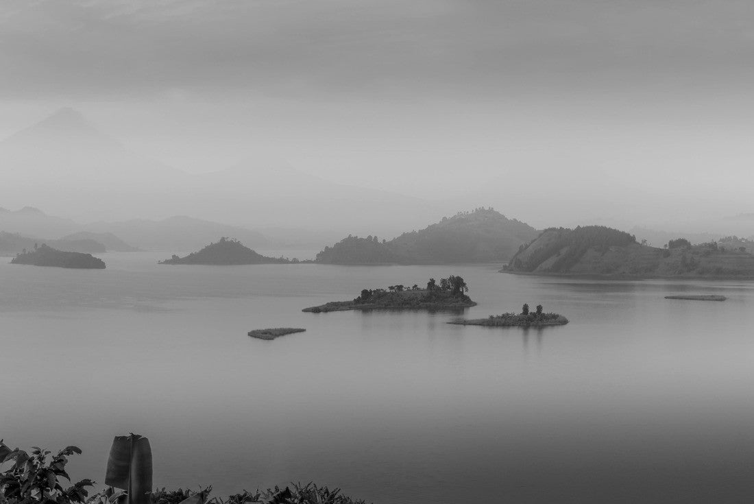 Noah Jigsaw Puzzle Morning panorama of Lake Mutanda with a view of the volcanoes Mount Muhavuru and Mount Gahinga in East Africa, along the border of Rwanda and Uganda in black white 2000 pieces