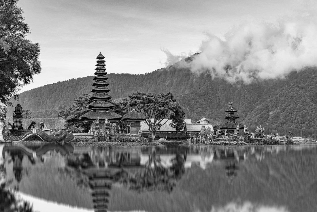 Noah Jigsaw Puzzle Gorgeous sunset at Pura Ulun Danu Bratan temple in Bali in black white 2000 pieces