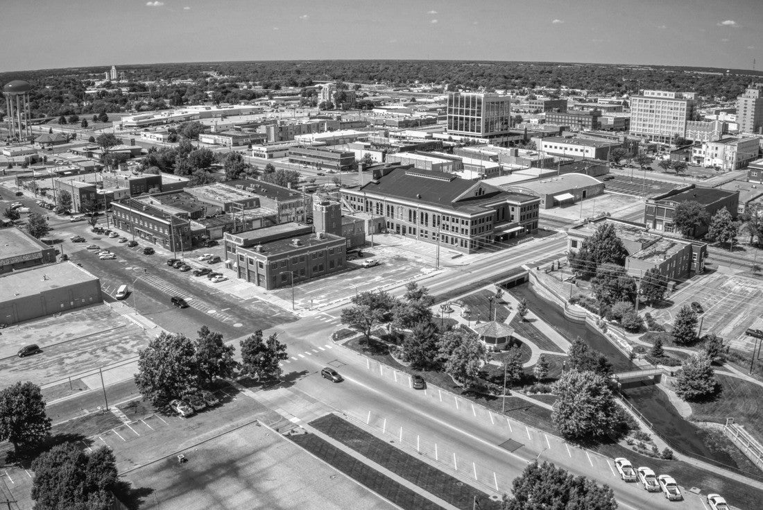 Downtown Hutchinson, Kansas in the summer 2000pc PuzzleBlack and White