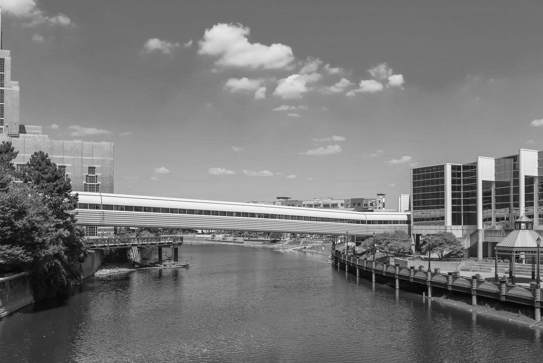 Closed footbridge in Wentworth Park over Grand River in Lansing, Michigan 2000pc PuzzleBlack and White