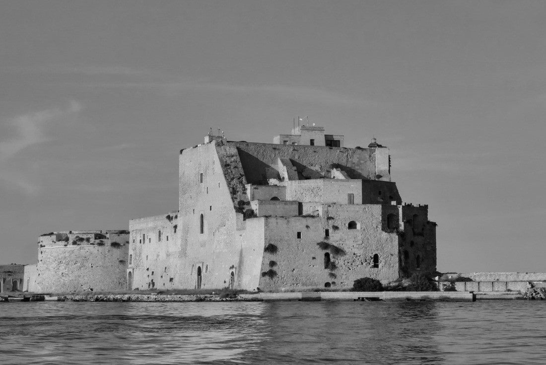Alfonsino Castle of Brindisi. Sea castle 2000pc PuzzleBlack and White