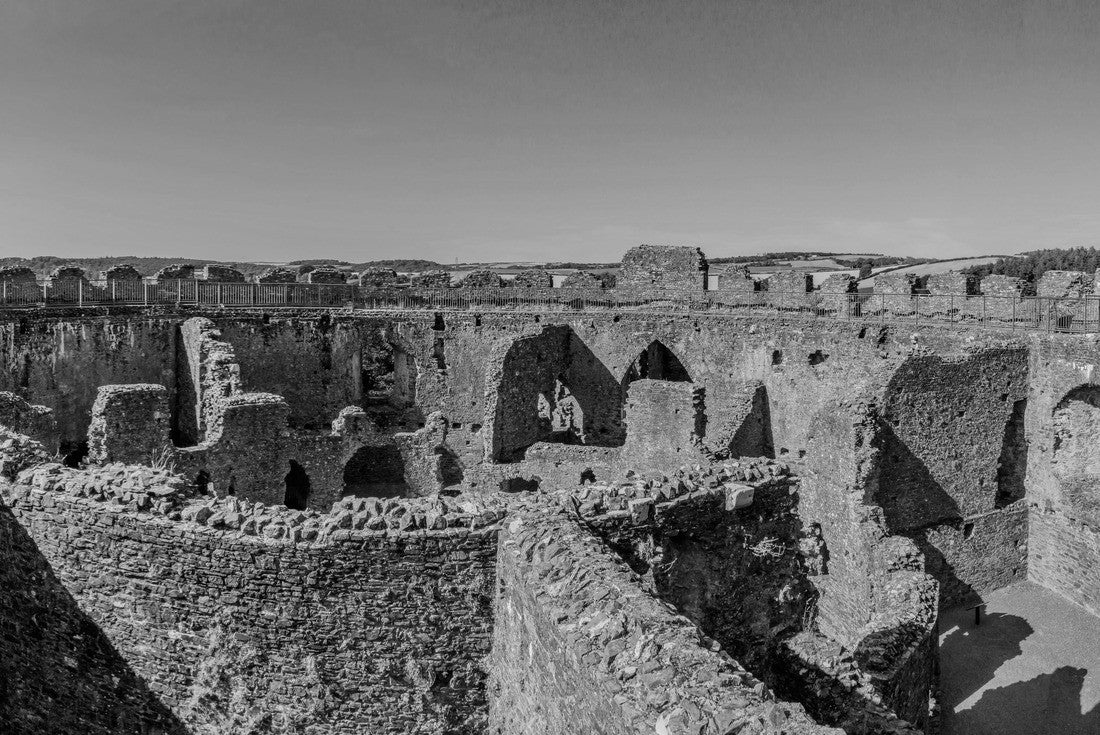 Restormel Castle near Lostwithiel. It is one of the four most important castles in Cornwall. The castle is known for its circular design. It was the residence of the Earl of Cornwall 2000pc PuzzleBlack and White