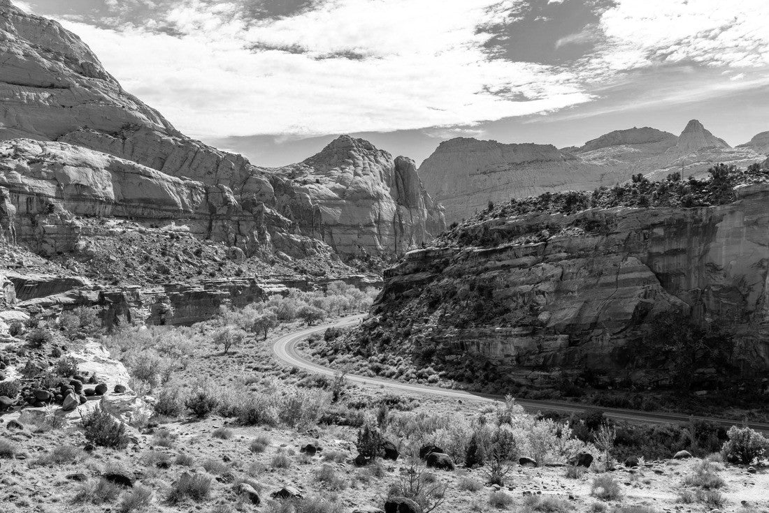 Noah Jigsaw Puzzle Hiking in Capitol Reef National Park in Utah to Hickman Natural Bridge and the Rim Overlook Trail in black white 2000 pieces