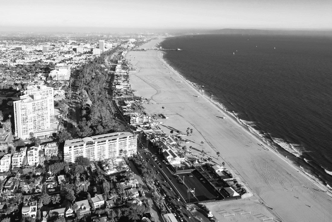 Aerial view of the beach in Santa Monica, CA 2000pc PuzzleBlack and White