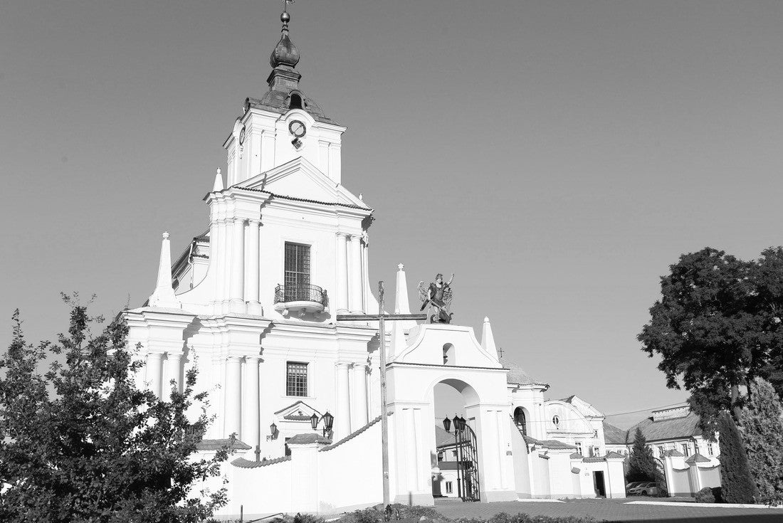 Siemiatycze in Polish Podlasie - parish church of the Holy Virgin Mary, founded in 1456, built in its present late baroque form from 1719 to 1727 2000pc PuzzleBlack and White