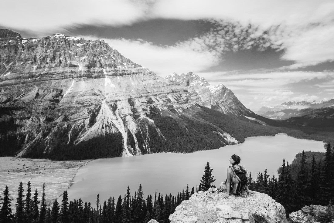 Noah Jigsaw Puzzle Girls enjoying a beautiful mountain lake. Peyto Lake, Canadian Rockies, Alberta, Canada in black white 2000 pieces