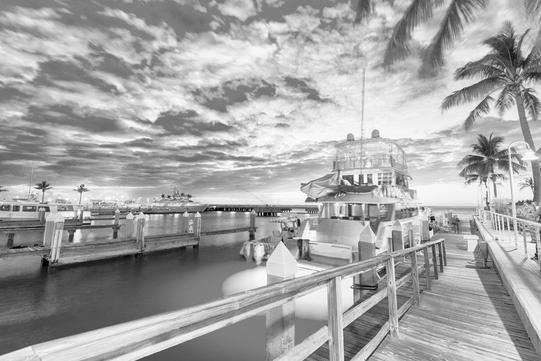 Sunset over Key West, Florida. Wooden bridge at the harbor 2000pc PuzzleBlack and White