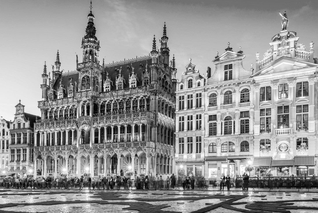 Noah Jigsaw Puzzle Brussels, Belgium. Big night scene of Grand Place and Maison du Roi, one of Europe's most beautiful historic squares and an unmissable sight of Brussels attractions in black white 2000 pieces