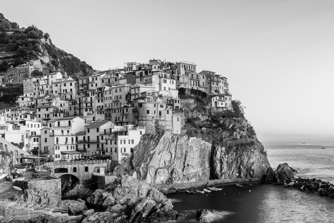 Sunset over Manarola, Cinque Terre, Italy 2000pc PuzzleBlack and White