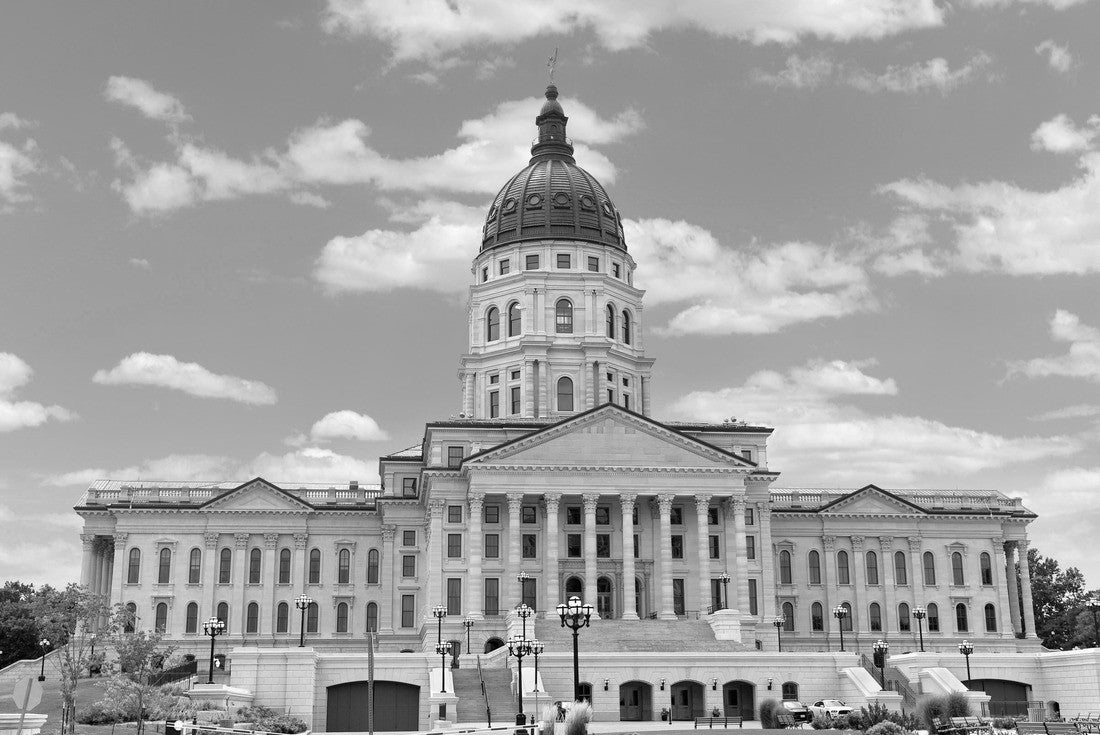 Kansas State Capitol in Topeka in broad daylight 2000pc PuzzleBlack and White