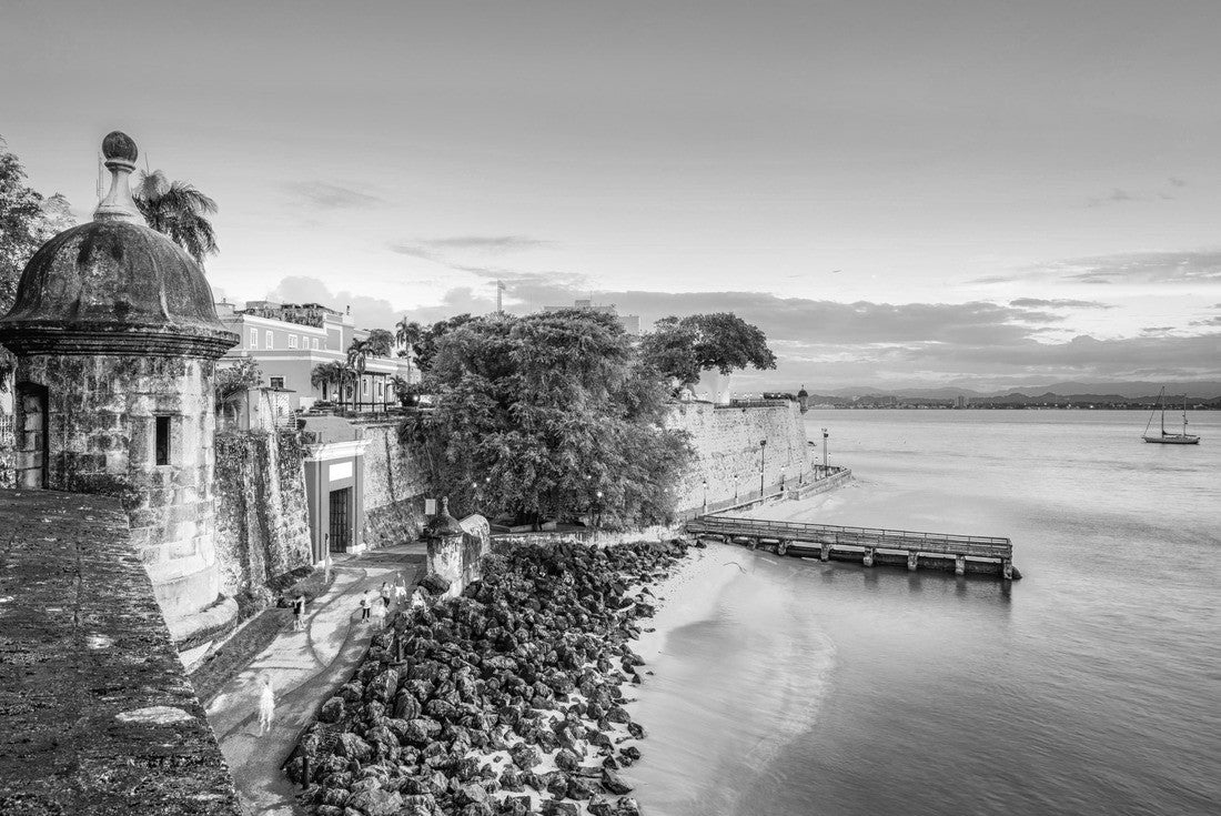 San Juan, Puerto Rico Caribbean coast along Paseo de la Princesa 2000pc PuzzleBlack and White