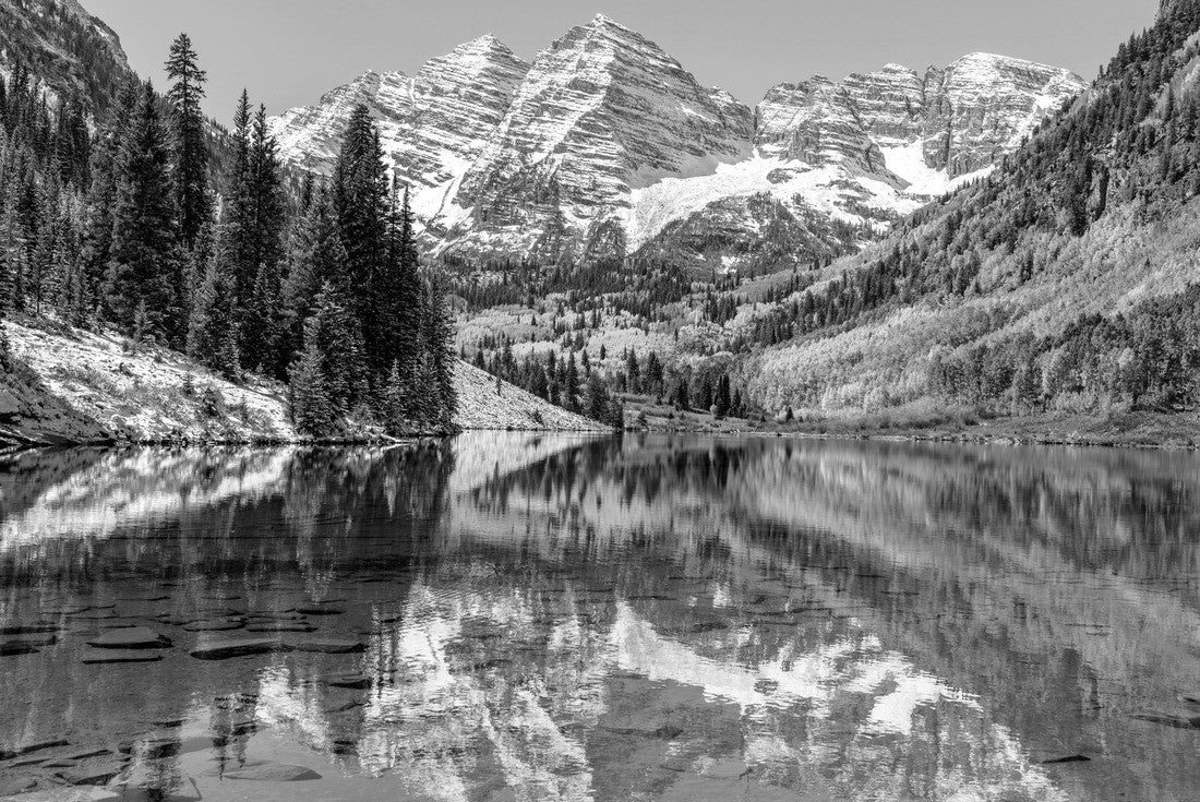 Maroon Bells and Maroon Lake - A wide-angle autumn midday view of the snow-capped Maroon Bells reflecting in the crystal-clear Maroon Lake, Aspen, Colorado, USA 2000pc PuzzleBlack and White