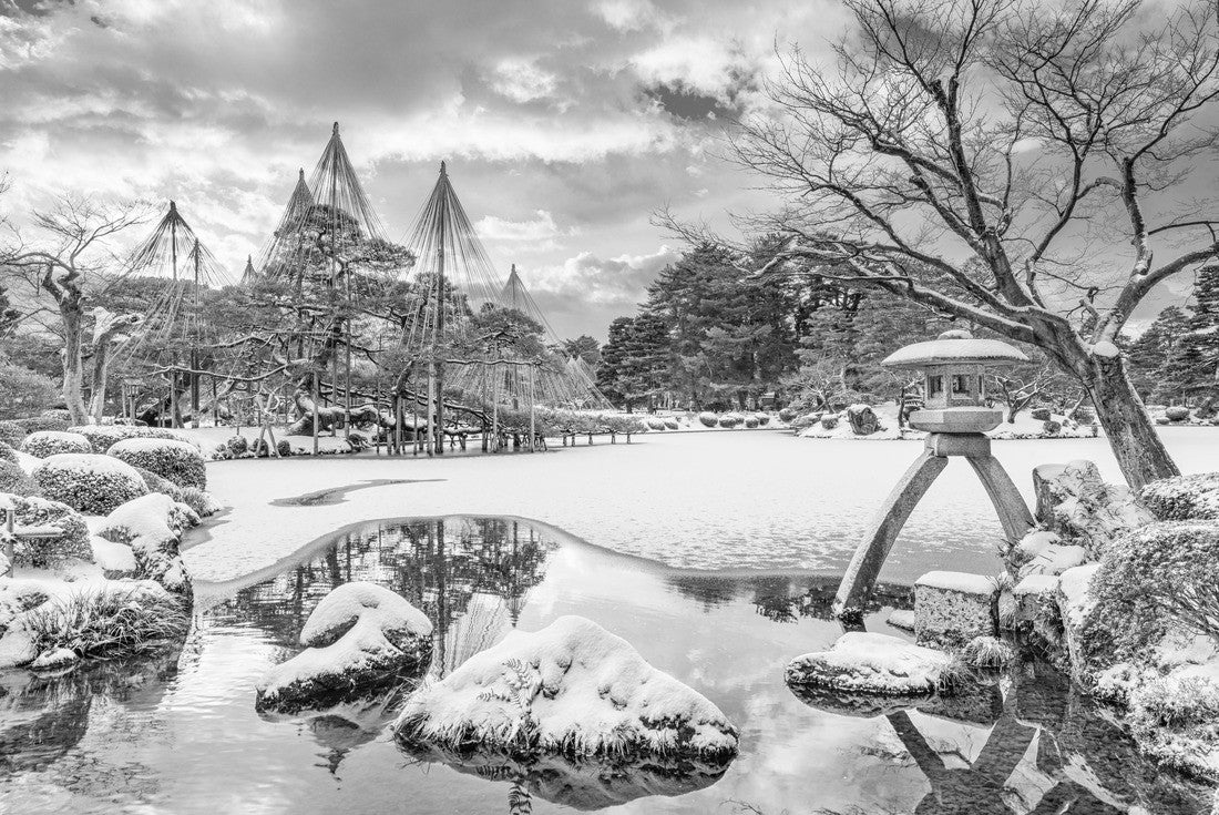 Kanazawa, Japan at Kenrokuen garden in winter 2000pc PuzzleBlack and White