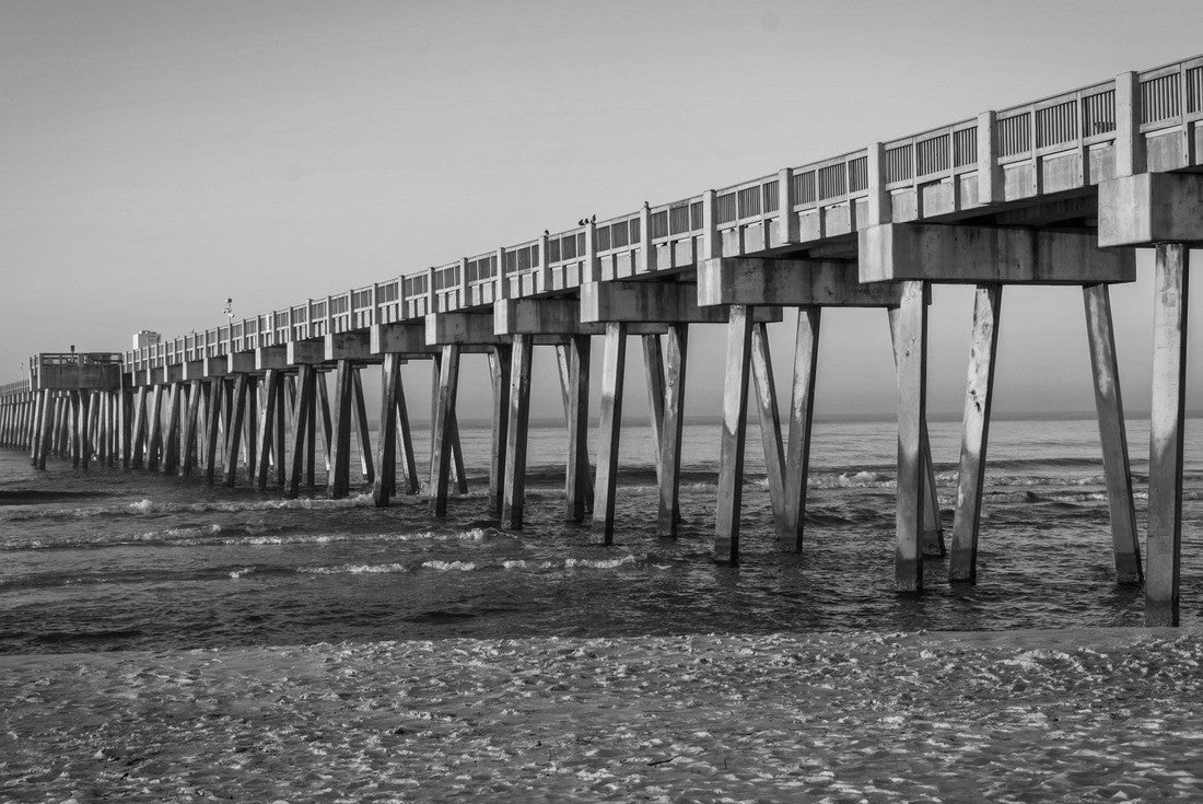 Noah Jigsaw Puzzle Pier at Panama City Beach, Florida at Sunrise in black white 2000 pieces