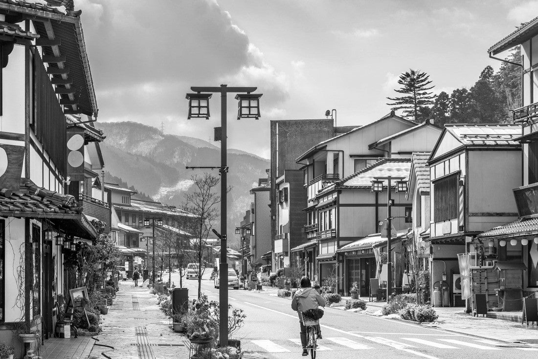 Yamanaka Onsen, Japan hot springs resort town street scene 2000pc PuzzleBlack and White