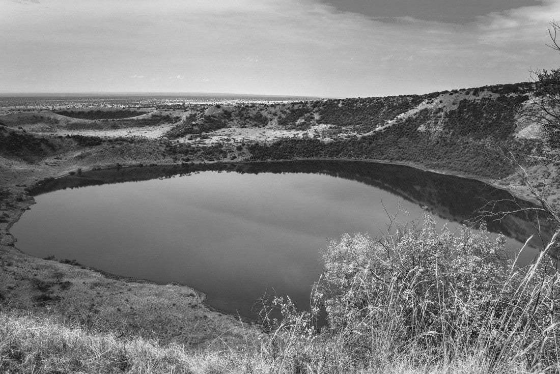 Explosion Craters lakes in Queen Elizabeth National Park, Uganda 2000pc PuzzleBlack and White