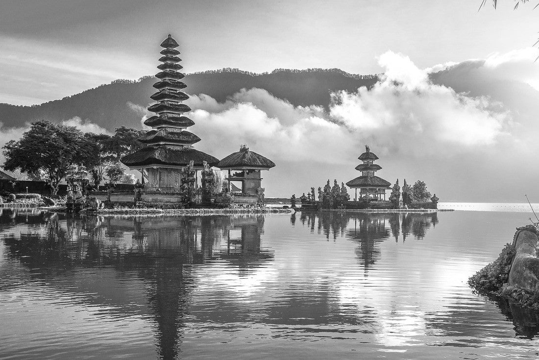 Pura ulun danu bratan temple in Bali, Indonesia 2000pc PuzzleBlack and White