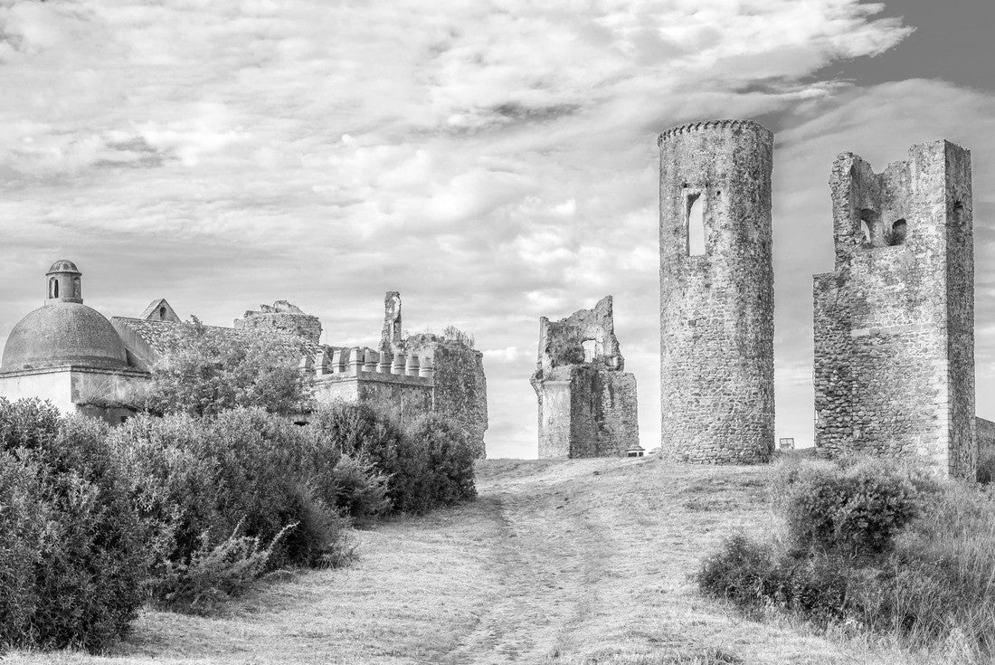 Ruins of Castle Montemor-o-Novo in Portugal 2000pc PuzzleBlack and White