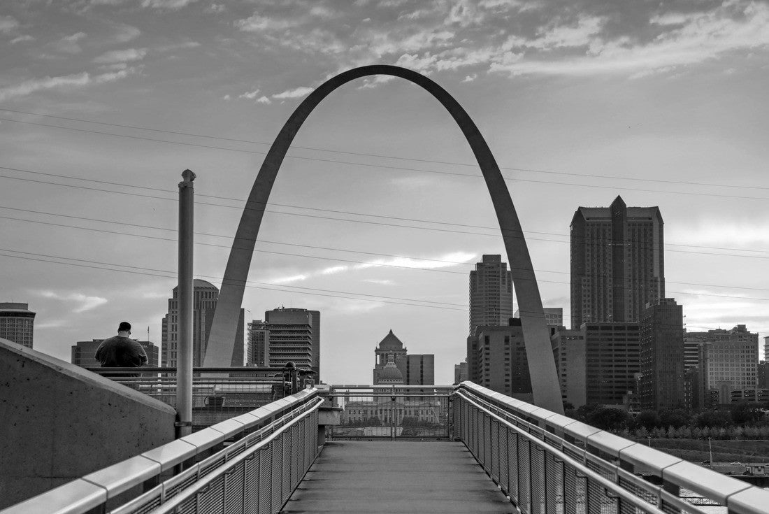 Gateway Arch in St. Louis, Missouri 2000pc PuzzleBlack and White