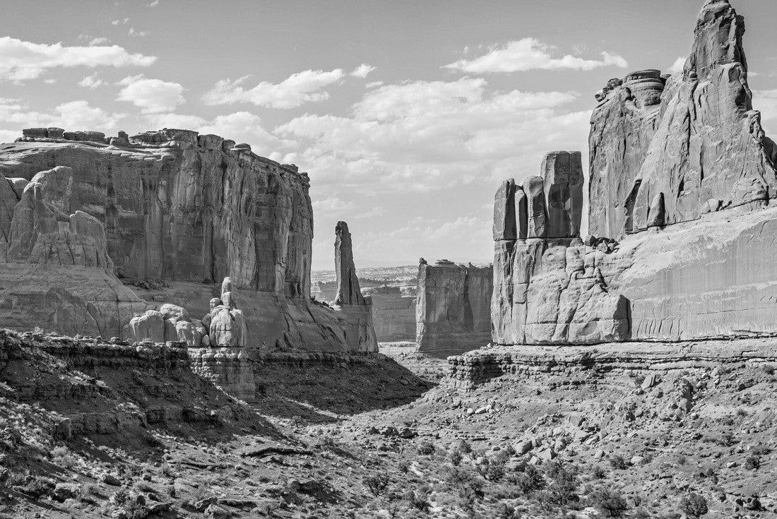 Noah Jigsaw Puzzle Park Avenue Trailhead view in Arches National Park, Moab, Utah in black white 2000 pieces